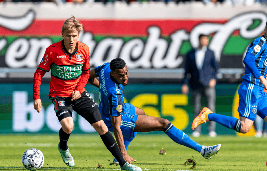 关于荷甲国际比赛日再迎强敌；莱比锡防线松动；主帅态度——态度坚定；更衣室氛围转暖的信息